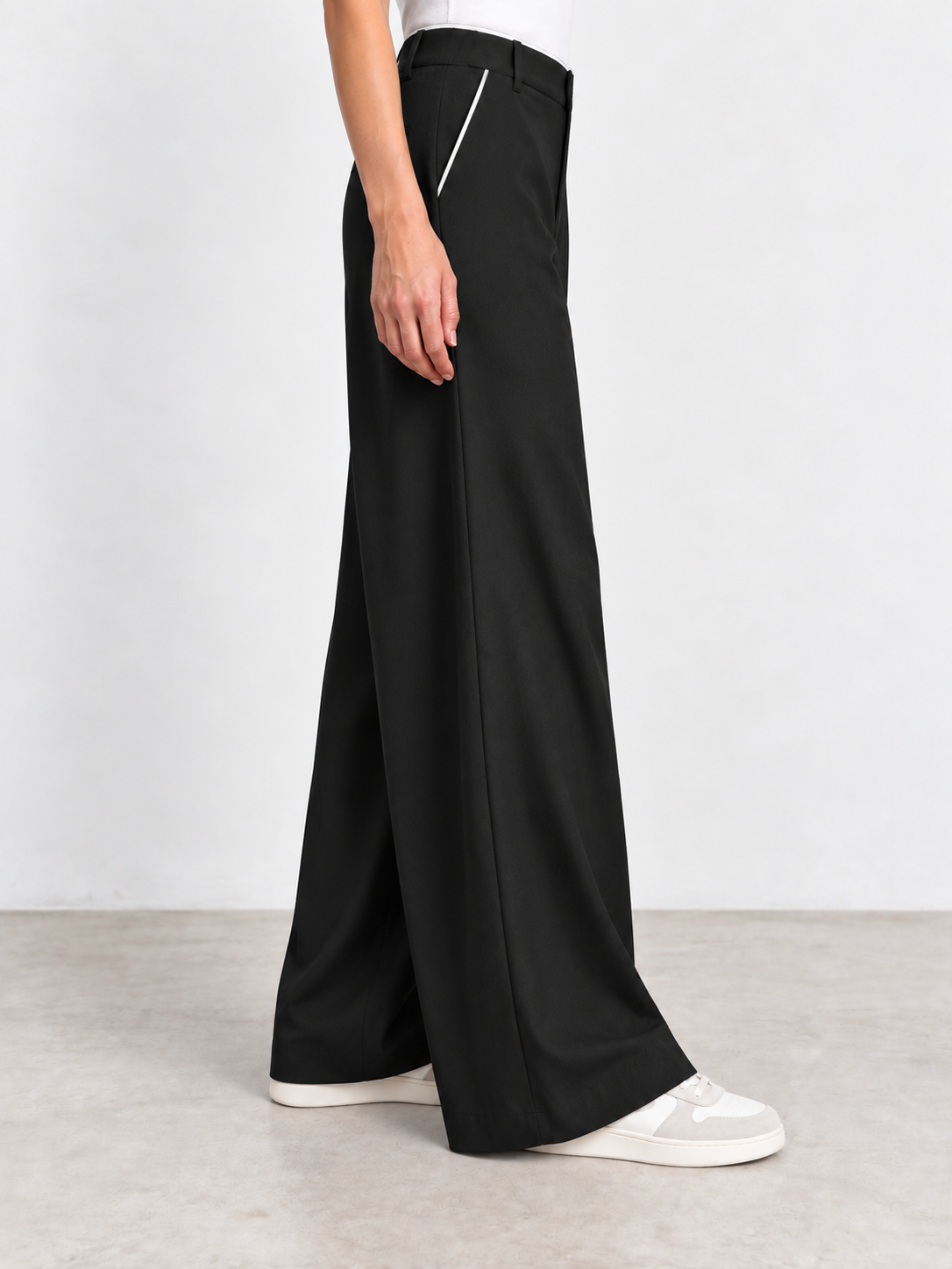 Pantalone con bordini bianco a contrasto|Colore:Nero