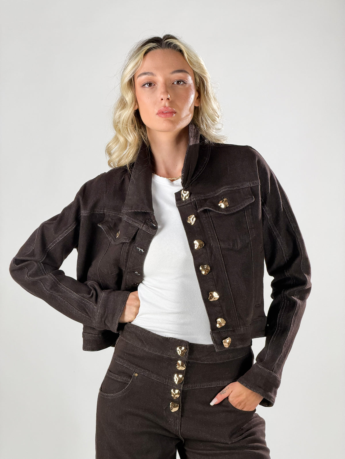 Giubbino jeans con bottoni oro |Colore:Marrone