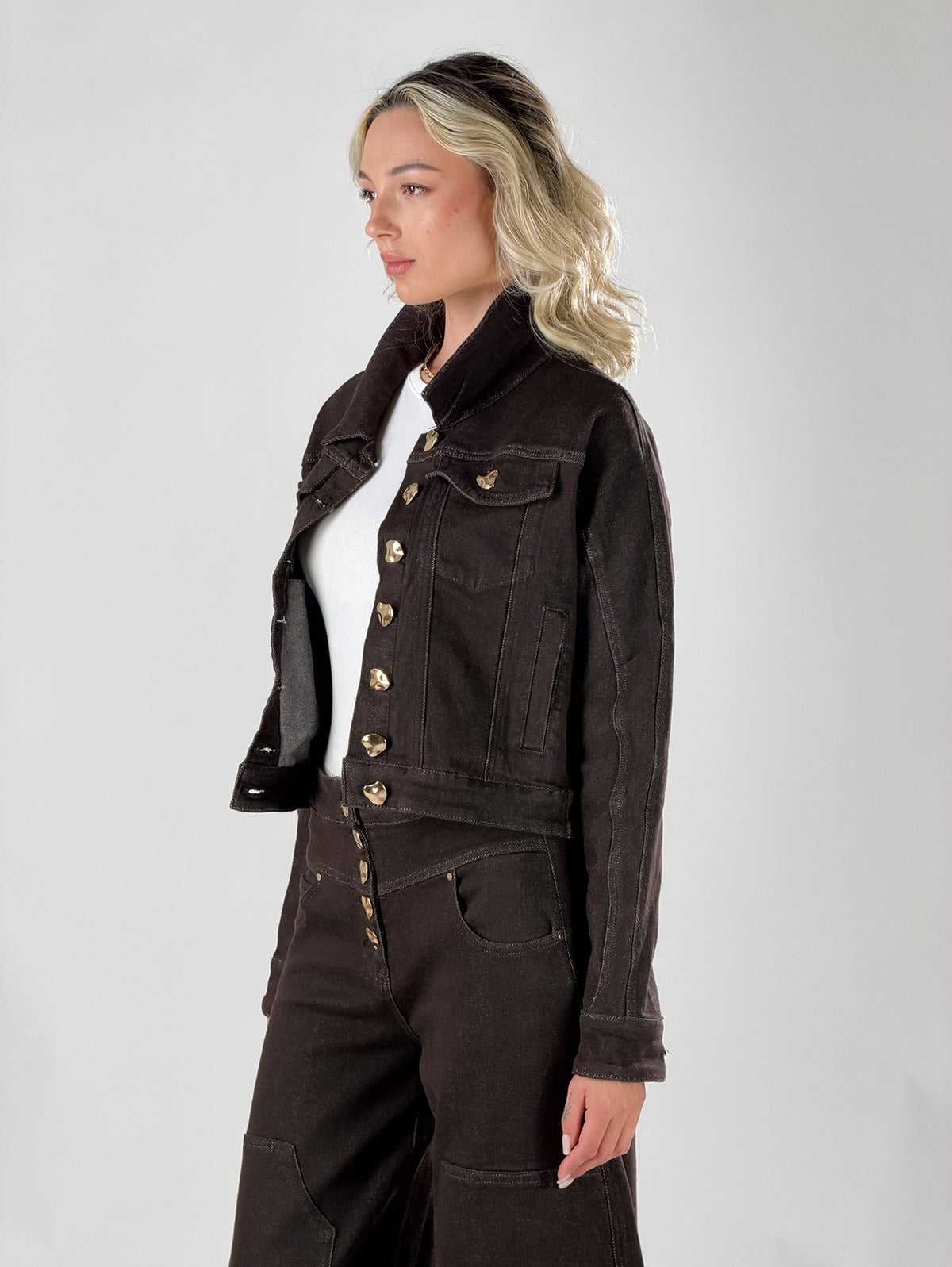 Giubbino jeans con bottoni oro |Colore:Marrone