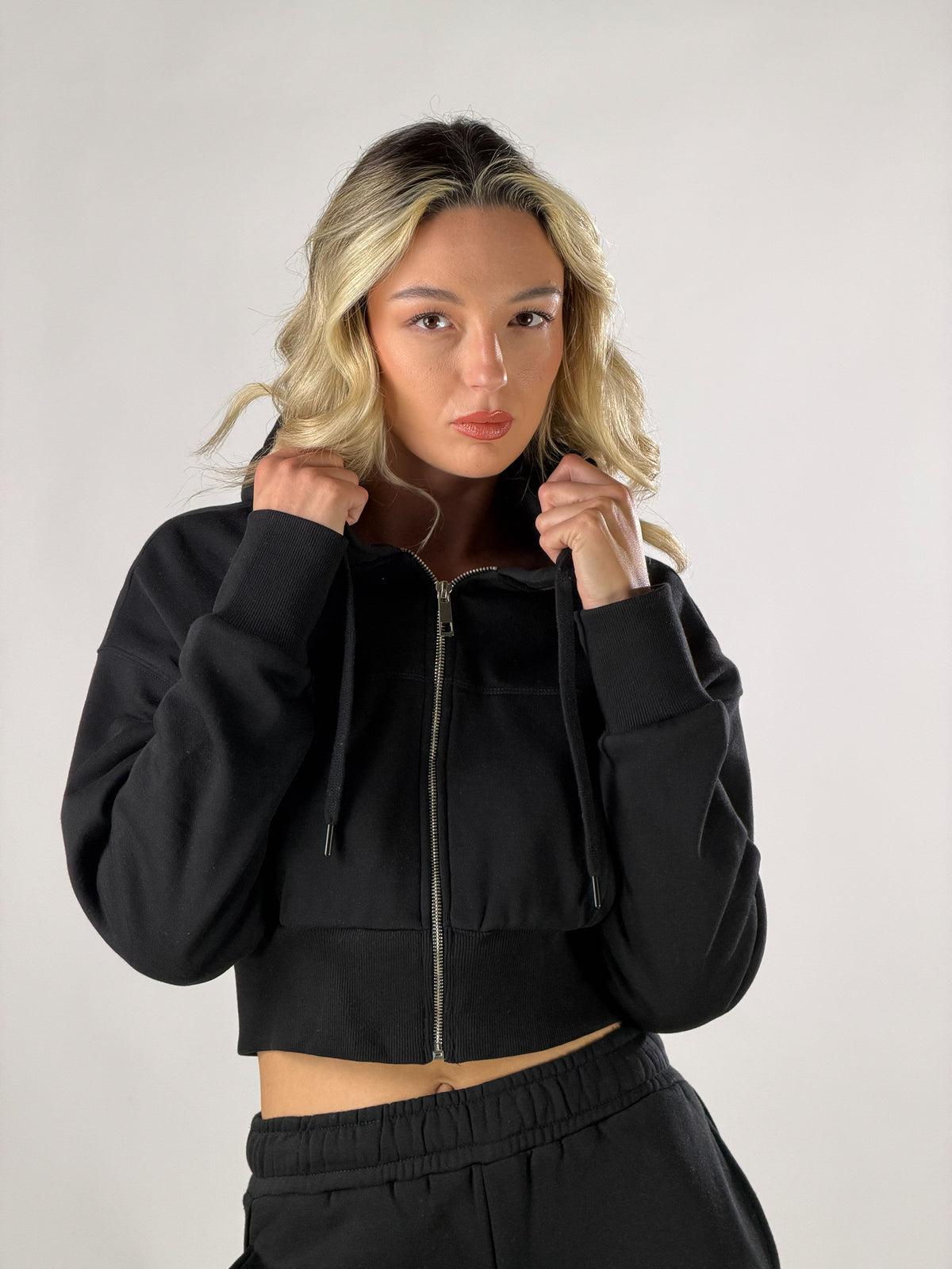 Felpa crop con cappuccio|Colore:Nero