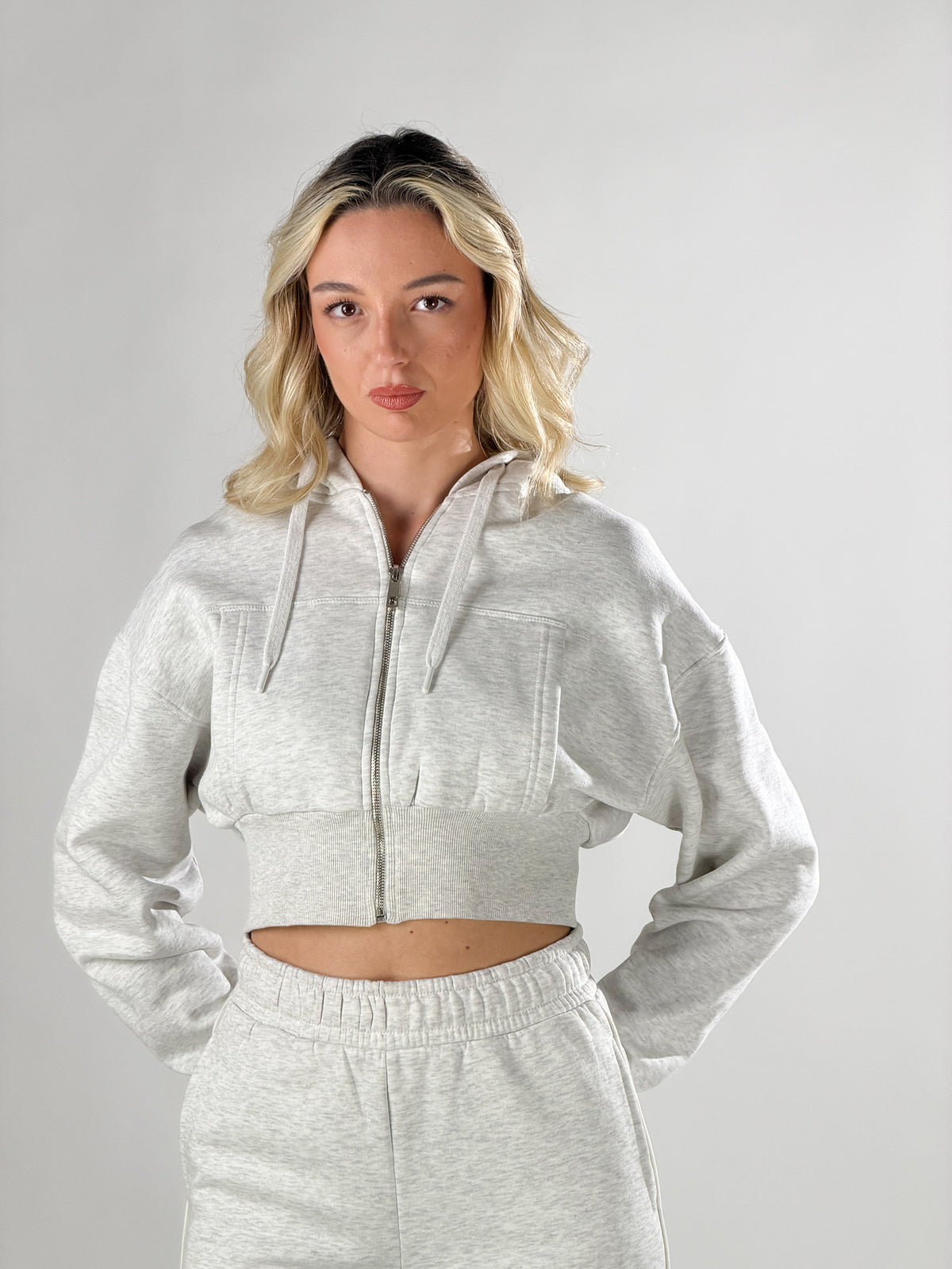 Felpa crop con cappuccio|Colore:Ash grey