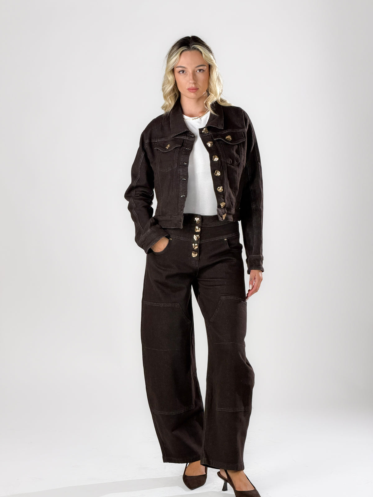 Jeans barrel con bottoni oro |Colore:Marrone
