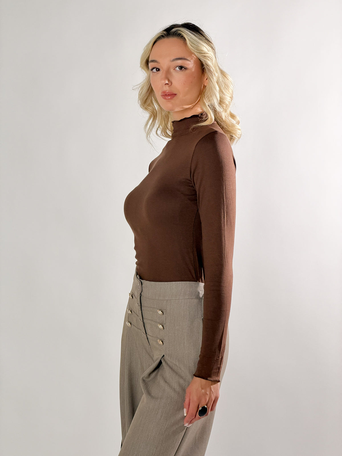 Maglia lupetto con collo ad orlo ondulato|Colore:Cioccolato