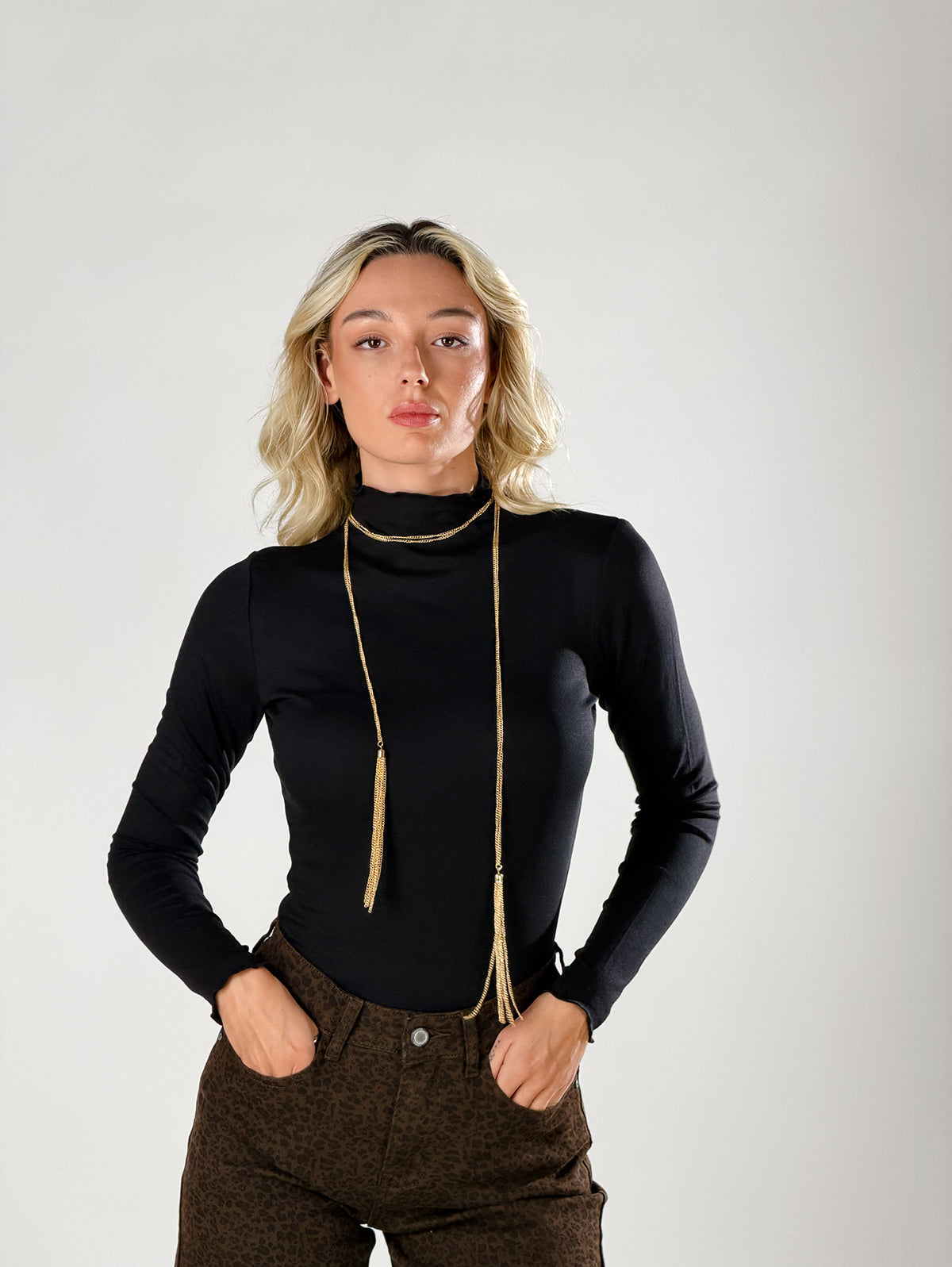 Maglia lupetto con collo ad orlo ondulato|Colore:Nero