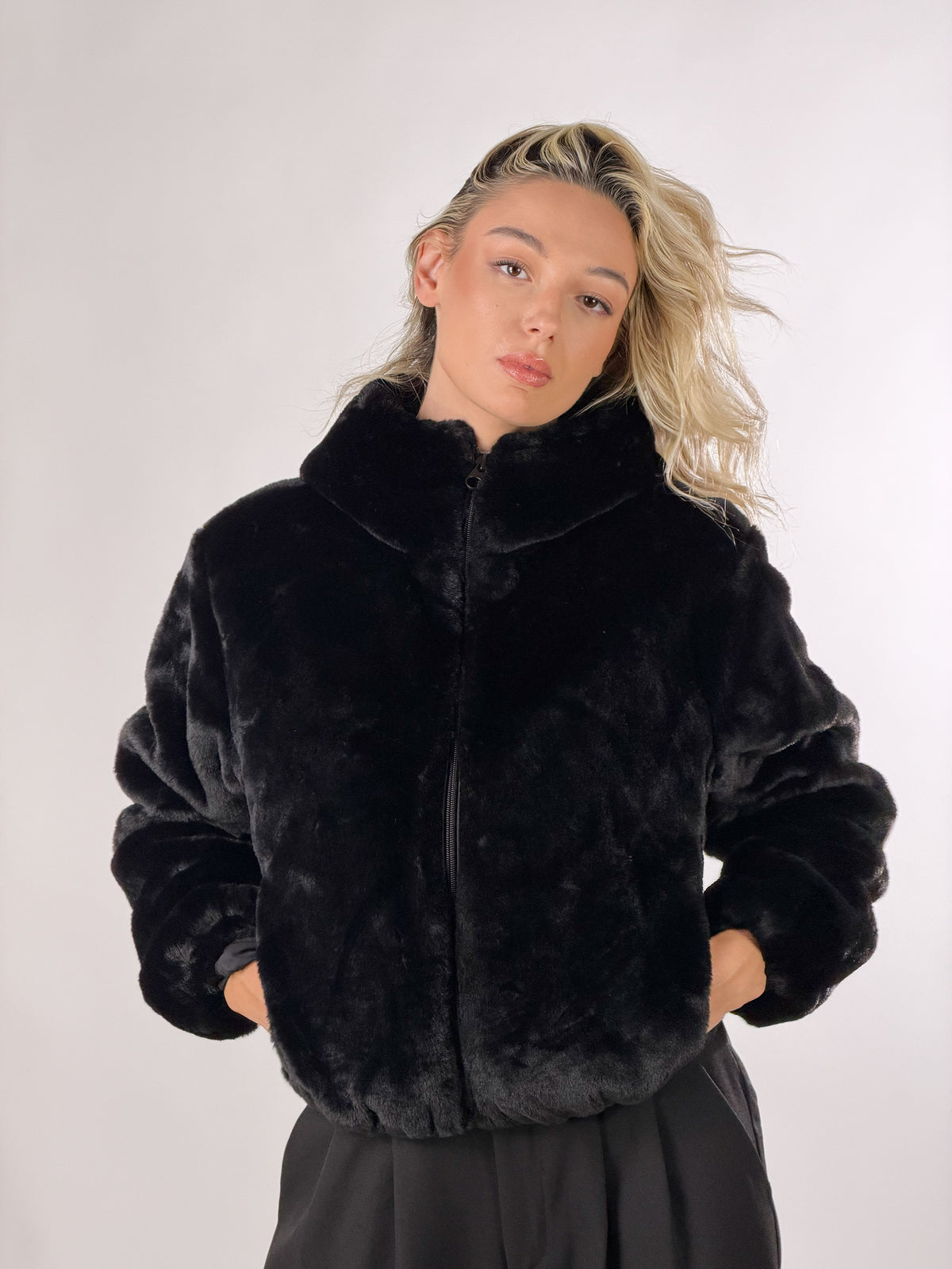 Giacca con cappuccio effetto pelliccia |Colore:Nero