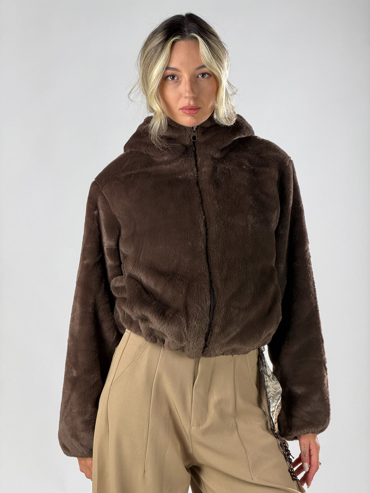 Giacca con cappuccio effetto pelliccia |Colore:Marrone