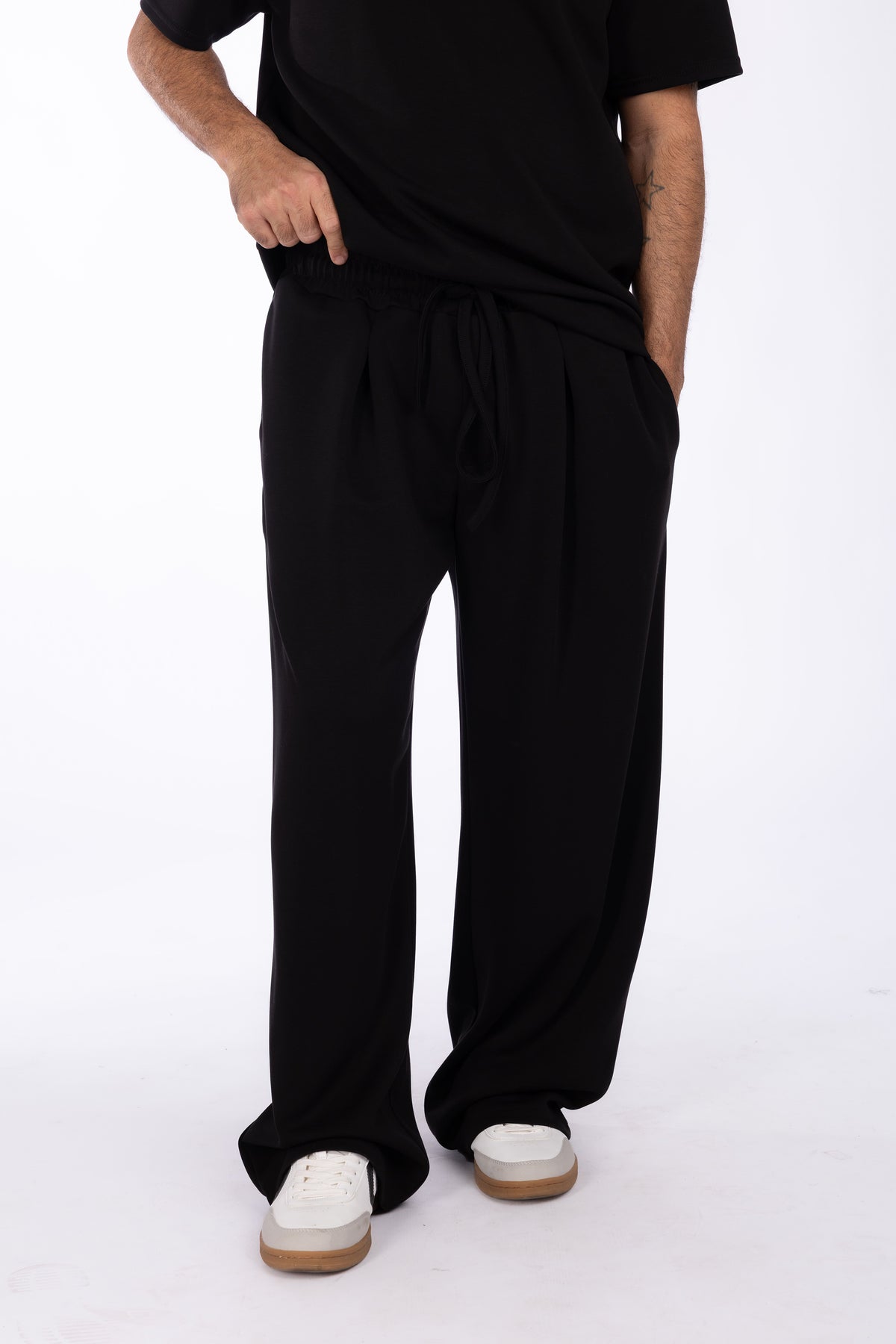 Pantalone baggy con elastico e pince|Colore:Nero